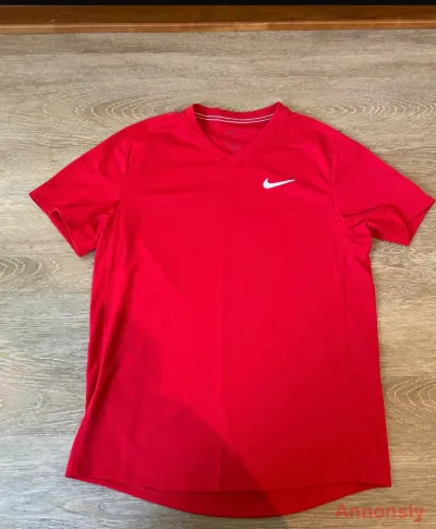 NIKE DRI-FIT RÖD TRÄNINGSTRÖJA – L – 150 KR